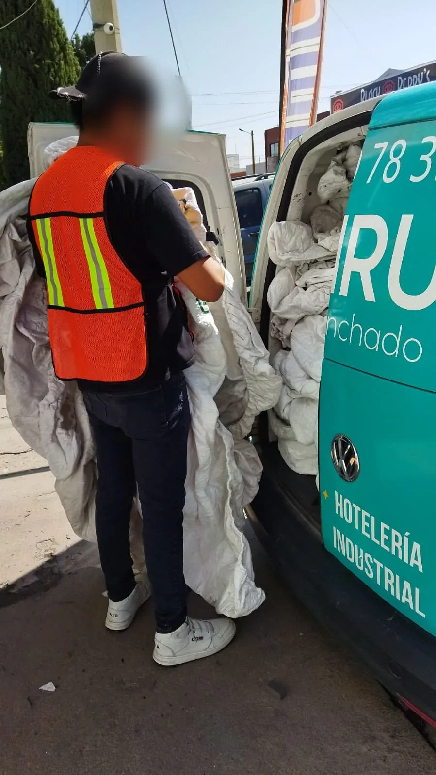Camioneta de Mileiru cargando ropa industrial para entregar en planta
